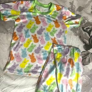 Boys or girls 
Size 7/8 
Worn only for pictures
Bought at online Boutique